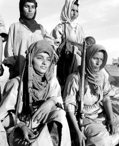 Femmes soldats, combattantes du Front Polisario au Sahara Occidental en mai 1976, epoque de la proclamation de la RASD (Republique Arabe Saharouie Democratique) par Front Polisario en mai 1976 (apres que les troupes espagnoles se soient retirees du Sahara occidental en 1976, 300000 Marocains ont entame une marche sur le territoire, le Maroc ayant des revendications historiques sur ces terres, signerent une traite avec les Mauritaniens pour partager ce territoire . mais les Saharouis ne voulaient pas accepter une domination mauritanienne ou marocaine, se reunirent en-Algerie sous le Front Polisario et organiserent une guerilla contre les forces d'occupation) Neg1741/6 Polisariio women fighters in West Sahara, may 1976, at the time of the proclamation of the SADR (Saharawi Arab Democratic Republic) by the Polisariio Front may 1976 (after Spanish troops withdrew from the Western Sahara in 1976, 300000 Moroccans staged a march into the territory. Morocco, which does have legitimate historical claims over the territory, signed a treaty with Mauretania, partitioning the territory. Yet Saharouis were not willing to accept either Mauretanian nor Moroccan rule. Refugees fled to-Algeria, from were the POLISARIO FRONT organized a guerilla war against the occupying forces)